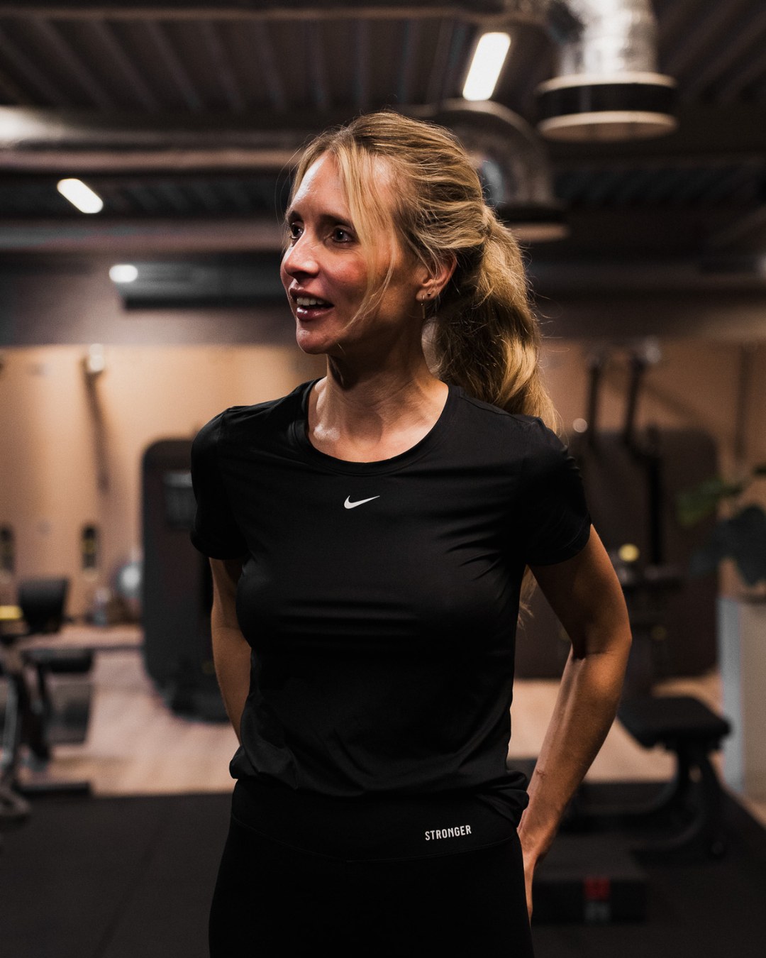 Lachende vrouw in de gym